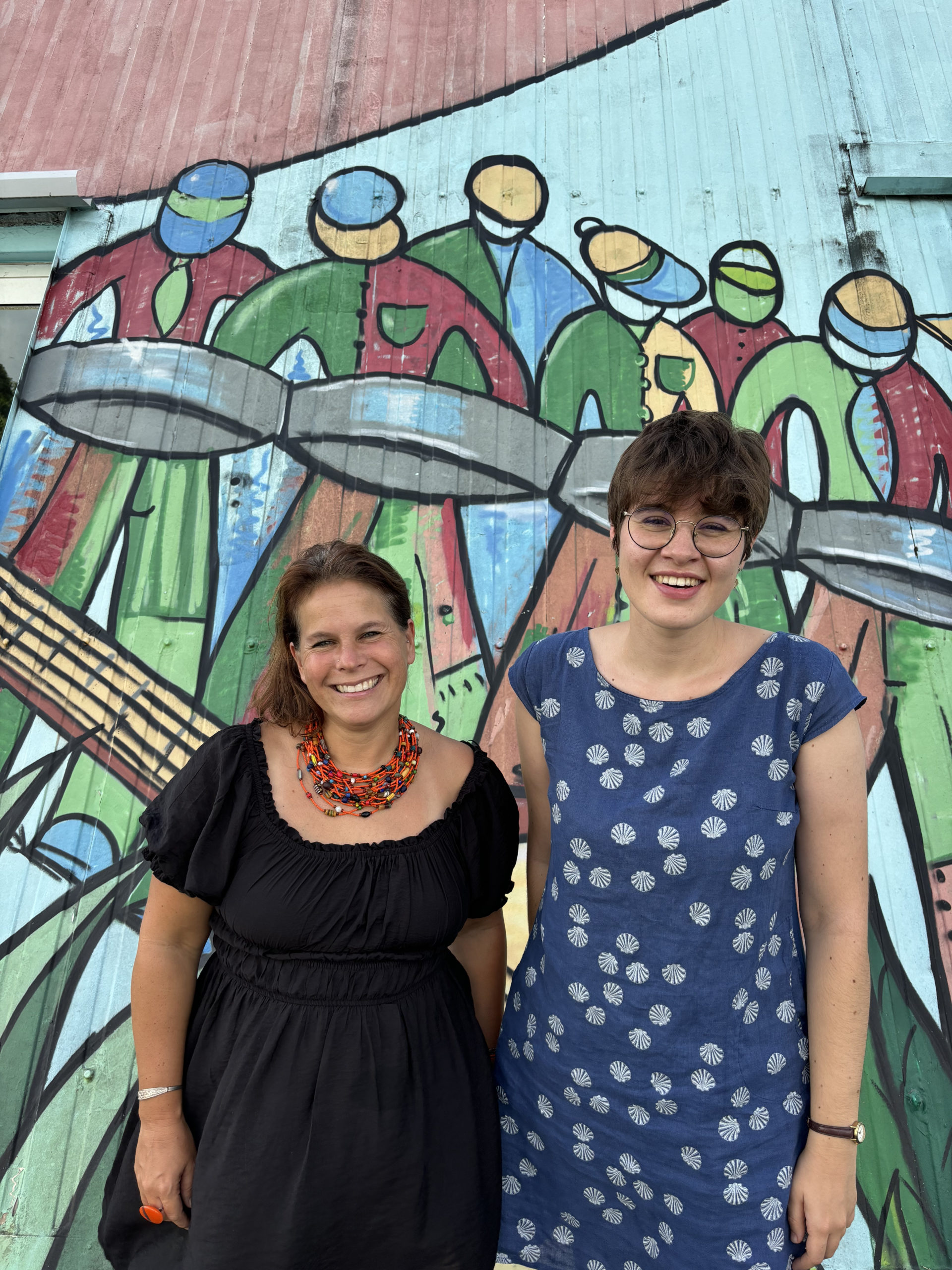 Image montrant deux femmes prises en photo près de l’Alliance Française de Sainte-Lucie, respectivement de gauche à droite : Aurélie GBEFFA et Aline GOURDIN.